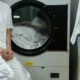 Filtro de desagüe abierto en una lavadora Balay con aviso de error F18