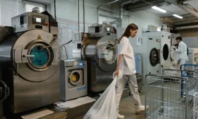 Técnico limpiando el filtro de desagüe ante el error 0018 de una lavadora Balay Avantixx