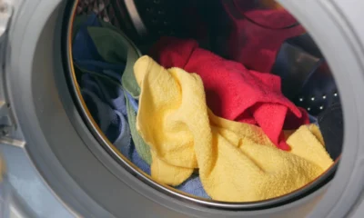 lavadoras indesit problemas: técnico revisando una lavadora en reparación