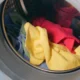 lavadoras indesit problemas: técnico revisando una lavadora en reparación