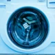 Técnico reparando una lavadora para Prolongar vida útil lavadora, imagen clara de mantenimiento del hogar