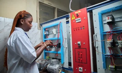 Técnico revisando una lavadora Balay TS7210Z con el error E2