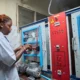 Técnico revisando una lavadora Balay TS7210Z con el error E2