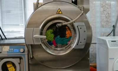 Lavadora vibrando y desplazándose durante el centrifugado, ilustrando por que la lavadora salta al centrifugar