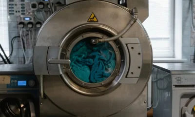 Lavadora Balay de 8 kg con el filtro de desagüe abierto para revisar el error E18