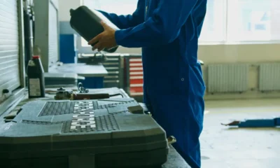 Técnico revisando una posible fuga en una lavadora Balay con aviso E12