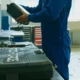 Técnico revisando una posible fuga en una lavadora Balay con aviso E12