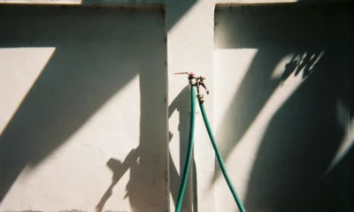 Error E00 Bosch Dishwasher: imagen de la manguera de entrada de agua en un lavavajillas Bosch