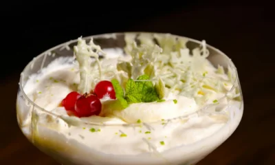 Fotografía de un postre con nata montada para ilustrar cuanto dura la nata montada en la nevera.