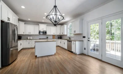 Fotografía de un frigorifico balay cristal blanco 70 en una cocina moderna y luminosa