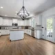 Fotografía de un frigorifico balay cristal blanco 70 en una cocina moderna y luminosa