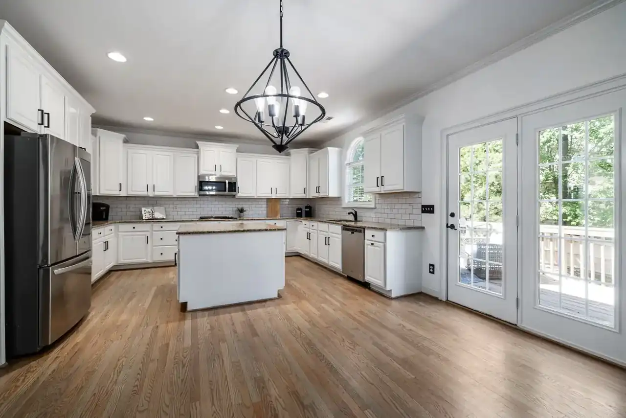 Fotografía de un frigorifico balay cristal blanco 70 en una cocina moderna y luminosa