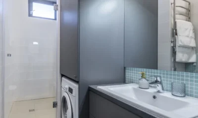Lavadora Balay mostrando el código error 029 mientras se revisa la entrada de agua