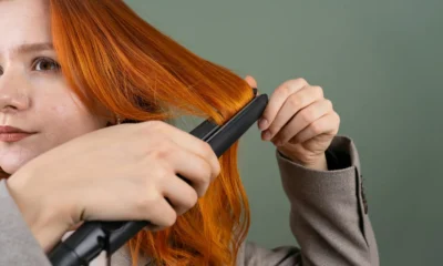 Mujer realizando limpieza: limpiar plancha de pelo con paño