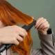 Mujer realizando limpieza: limpiar plancha de pelo con paño