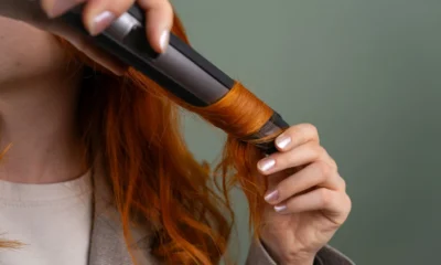 Mujer usando un secador con difusor para explicar para que sirve el difusor del secador en cabellos rizados