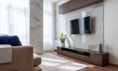 Salón moderno con un mueble de televisor de madera bajo, sofá y pantalla plana, pensado para ordenar el espacio.