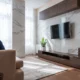 Salón moderno con un mueble de televisor de madera bajo, sofá y pantalla plana, pensado para ordenar el espacio.
